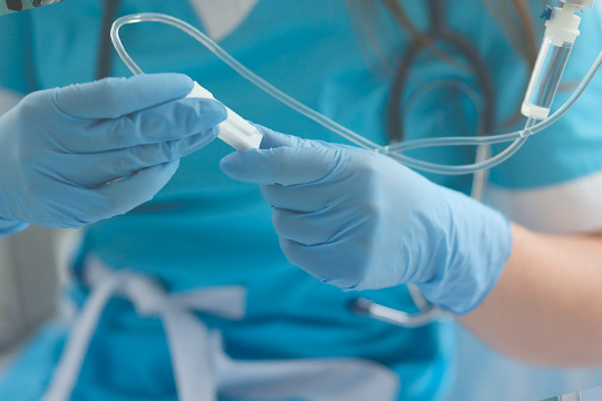 Врач производит процедуру